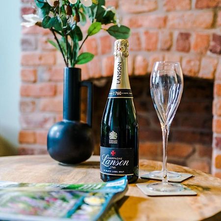 New! Gorgeous 2-Bed Home In Chester City Centre By 53 Degrees Property - Incredible Location, Ideal For Small Groups - Sleeps 6! Zewnętrze zdjęcie
