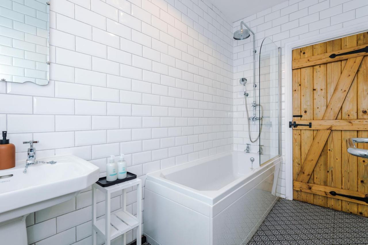 New! Gorgeous 2-Bed Home In Chester City Centre By 53 Degrees Property - Incredible Location, Ideal For Small Groups - Sleeps 6! Zewnętrze zdjęcie