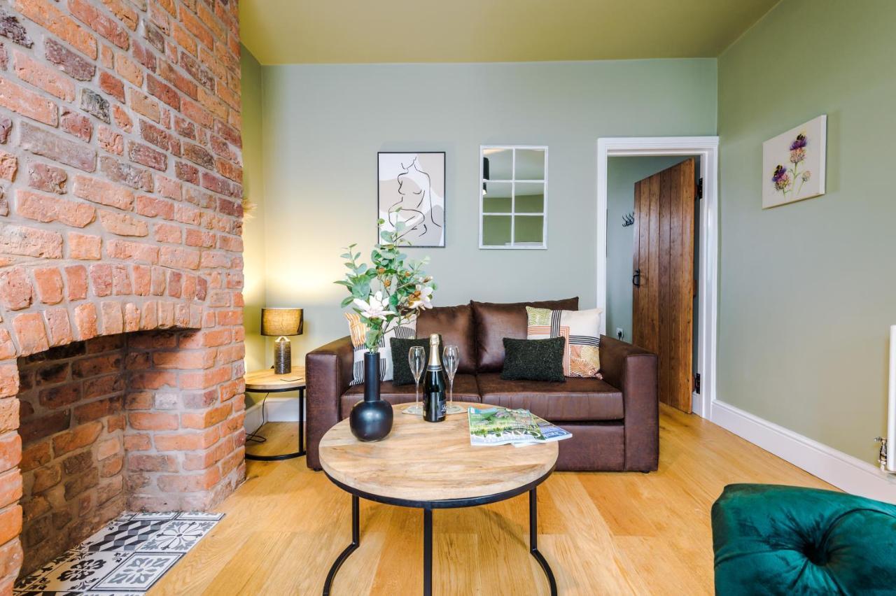 New! Gorgeous 2-Bed Home In Chester City Centre By 53 Degrees Property - Incredible Location, Ideal For Small Groups - Sleeps 6! Zewnętrze zdjęcie