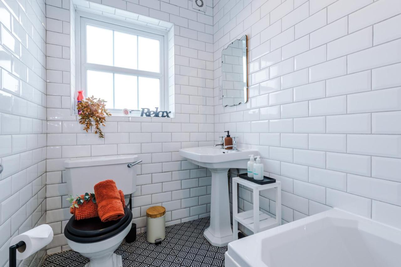 New! Gorgeous 2-Bed Home In Chester City Centre By 53 Degrees Property - Incredible Location, Ideal For Small Groups - Sleeps 6! Zewnętrze zdjęcie