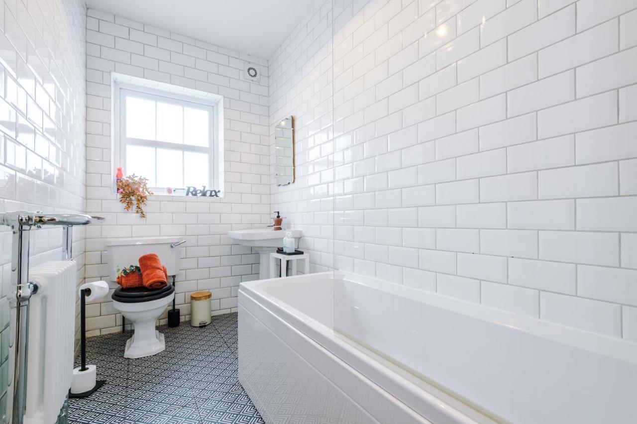 New! Gorgeous 2-Bed Home In Chester City Centre By 53 Degrees Property - Incredible Location, Ideal For Small Groups - Sleeps 6! Zewnętrze zdjęcie