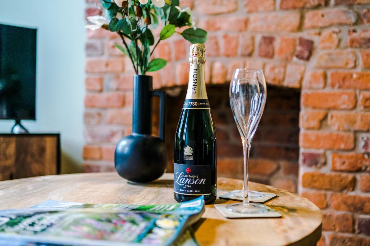 New! Gorgeous 2-Bed Home In Chester City Centre By 53 Degrees Property - Incredible Location, Ideal For Small Groups - Sleeps 6! Zewnętrze zdjęcie